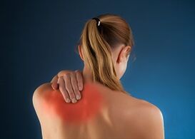 skausmas po kairiuoju pečių ašmenimis nugaroje